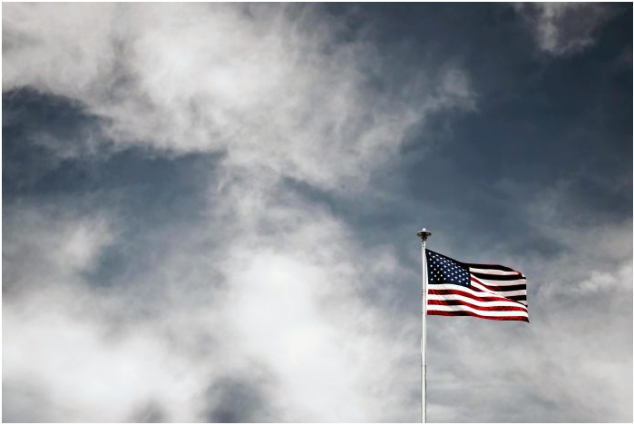 美国参议院通过法案结束创纪录的政府关闭，并提交众议院